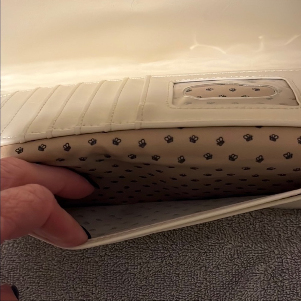 Winnie the Pooh Cream Clutch Wallet Loungefly & Disney Hard Tag VERY RARE - Picture 7 of 16